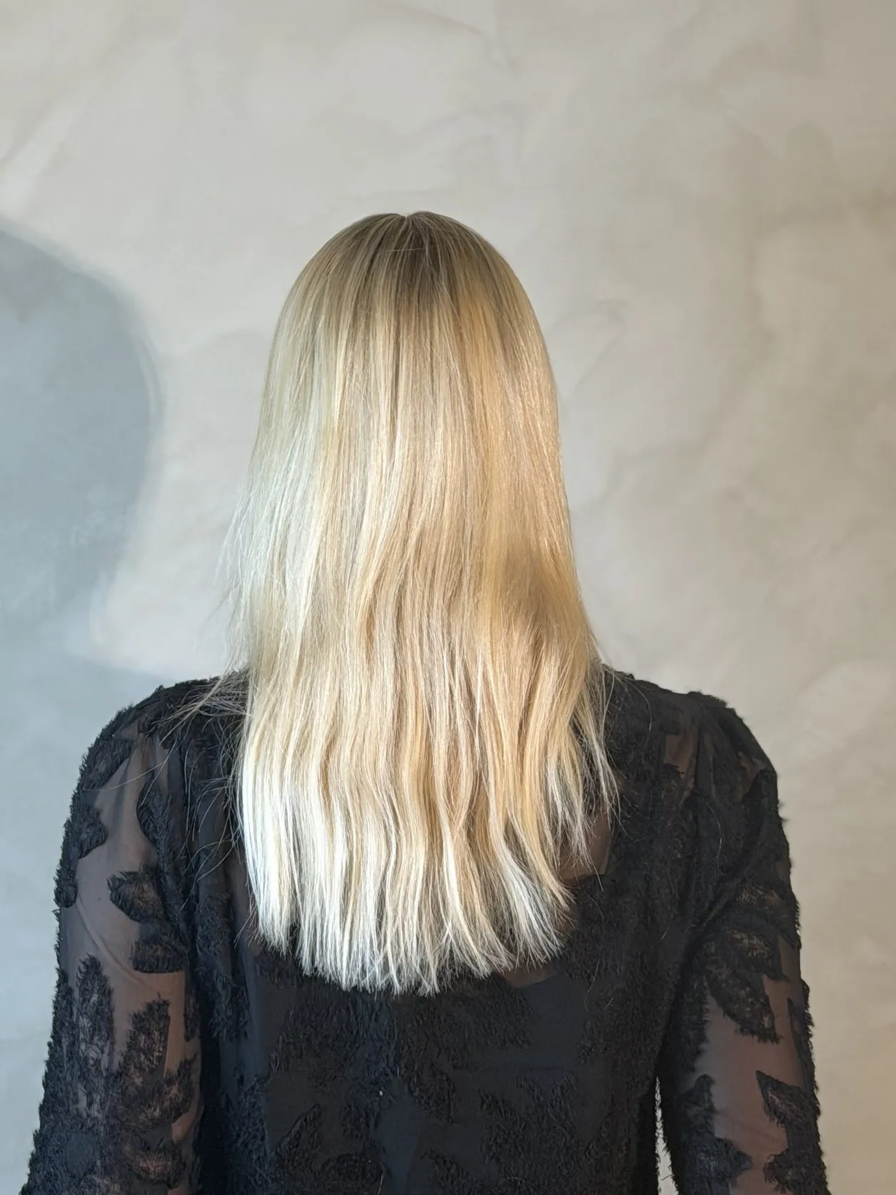 Langt blondt hår med rett fall, sett bakfra